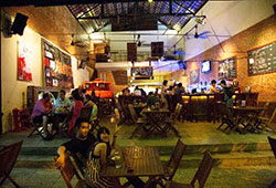 Luna Pub restaurant, bar in Da Nang